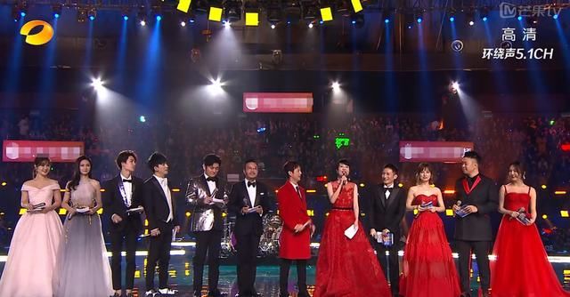 会女主持被冷怕,上台礼服下台穿棉袄,杨乐乐裹