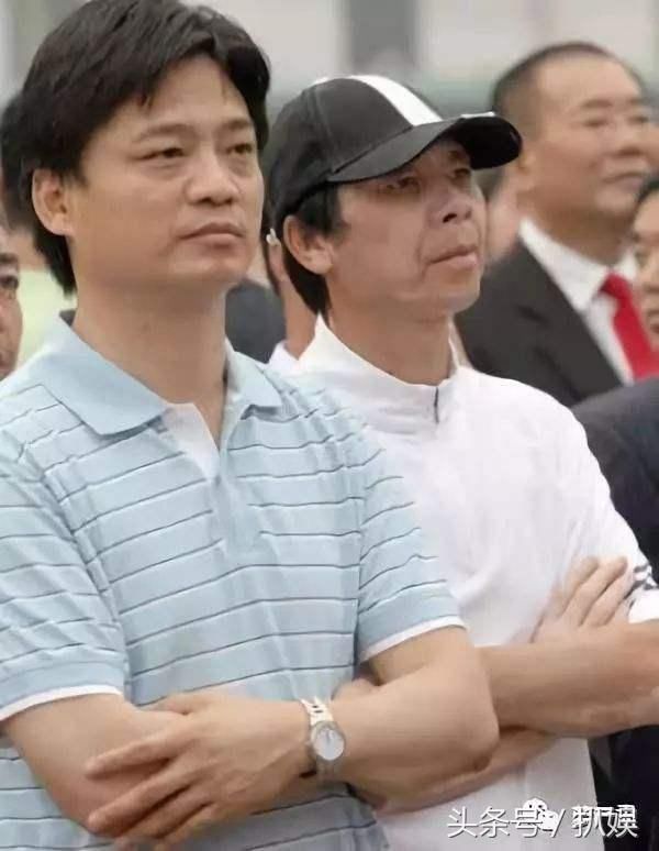 华谊为股市发愁,冯小刚悠闲嗑瓜子,怒骂观众垃