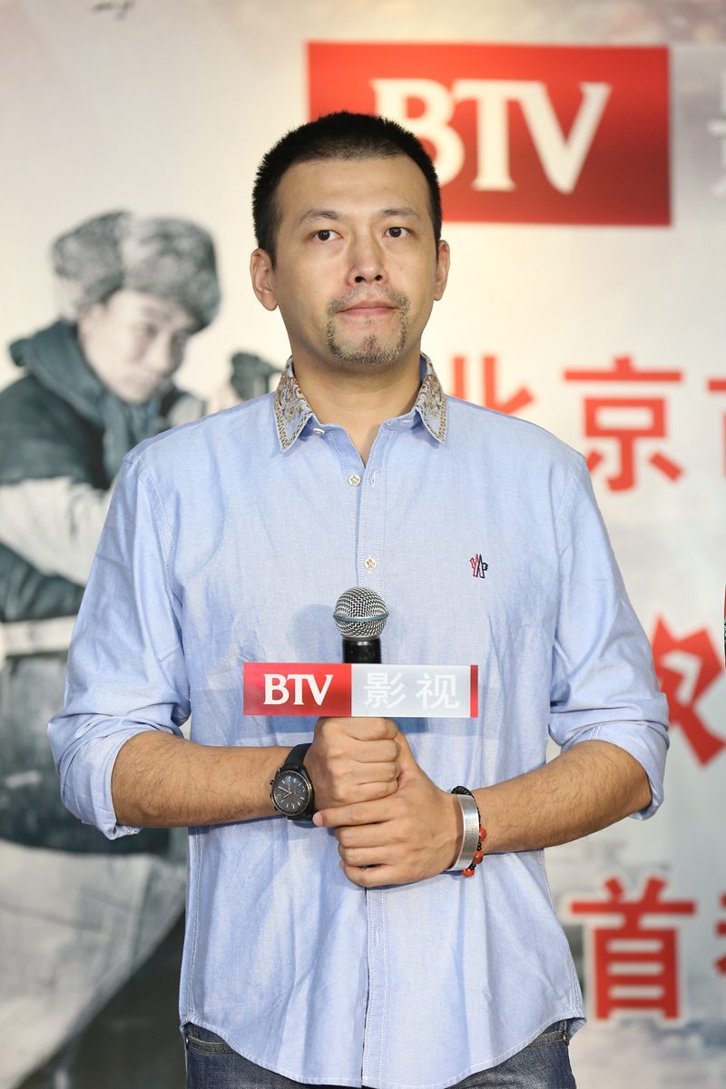 此次，李印不仅挑起“导演”大梁，还饰演了一位“为爱痴狂”的硬汉薛一刀，对“匪婆娘”佟小凤痴情一片，“为她着魔，误入歧途”，也“为她忏悔，幡然醒悟”。现场，李印却一改“痴情汉”形象，打趣看上佟小凤是因为“从小在山寨长大也没见过什么其他的女人”，“‘强行’青梅竹马”。