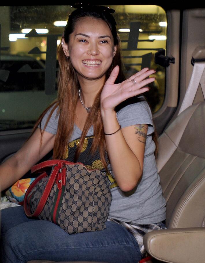 9月23日，日本知名女优小泽玛利亚亮相武汉天河国际机场，昔日女神如今皮肤暗沉，腰间赘肉明显，大笑露出牙床好似出门买菜的大妈。