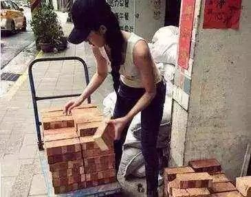 搞笑段子搞笑图片:妹子,搬砖怎么不戴手套呢