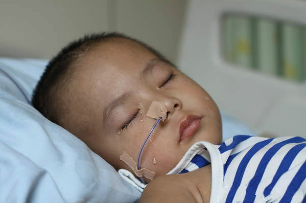 5月24日，北京一医院病房中，术后昏迷的第37天。3岁的津铭最近像有了感应似的，每当听到妈妈的声音，他就会泪流满面，仿佛在用无声的方式向外界求救——“我还活着，别放弃我。”