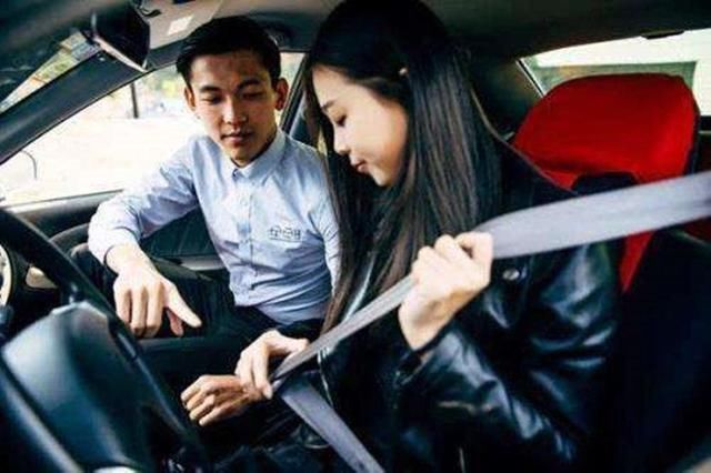 揭开层层迷雾,驾校教练一个月拿多少钱?退休老