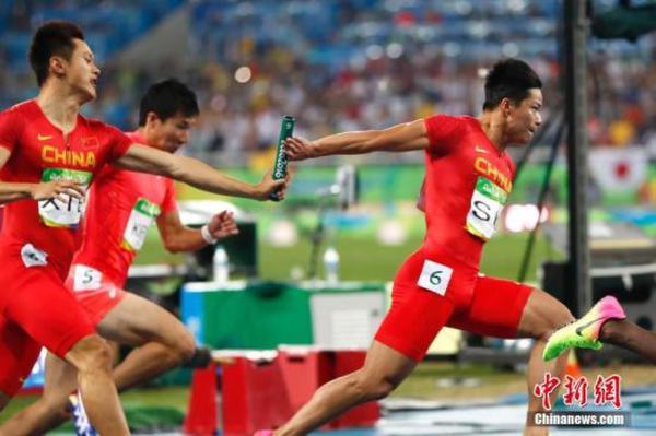 资料图:里约奥运会男子4x100米接力决赛中,中国队在比赛中交接棒.