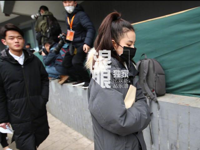 宋祖儿现身北电参加艺考,工作加啃书导致她的