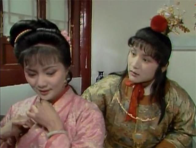 林黛玉和薛宝钗的《咏白海棠》诗,隐含着她们