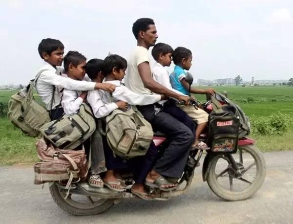 印度人骑摩托图片