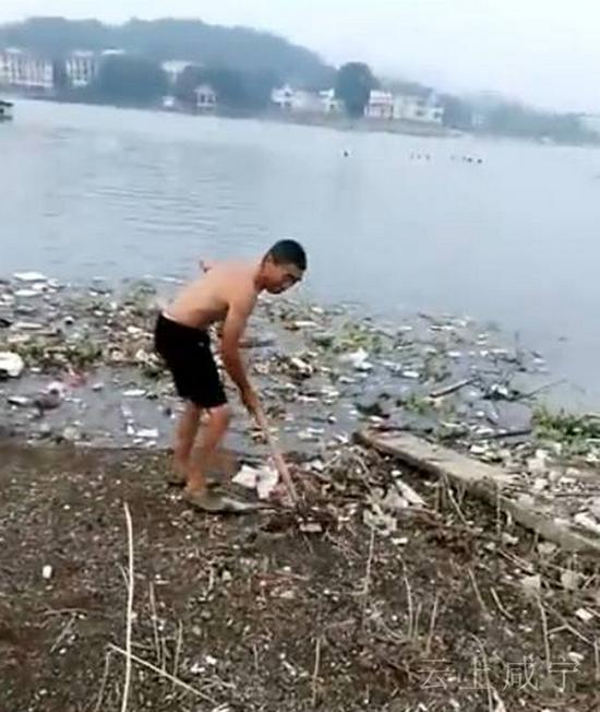 景区保洁员为省力把垃圾扒入湖 管委会:将严处 景区保洁员为省力把垃圾扒入湖 管委会:将严处
