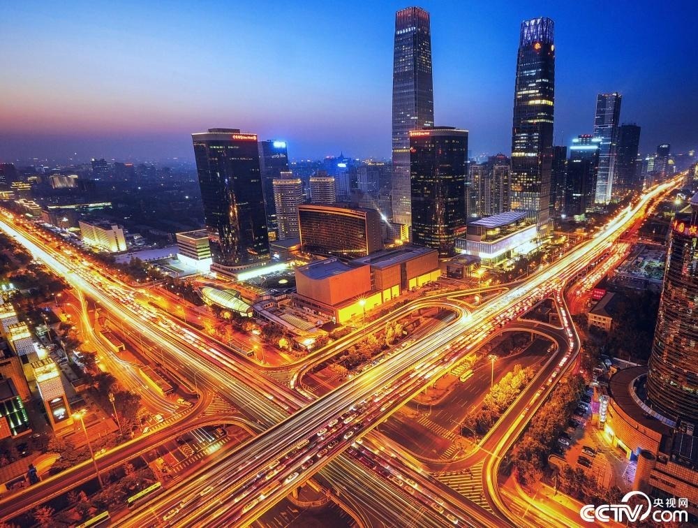 70年来，北京作为伟大祖国的首都，与时代同脉搏，与国家共奋进，发生了翻天覆地的历史巨变。人均GDP超过14万元，迈进了高收入国家和地区水平，首都现代化建设取得了辉煌的历史性成就。