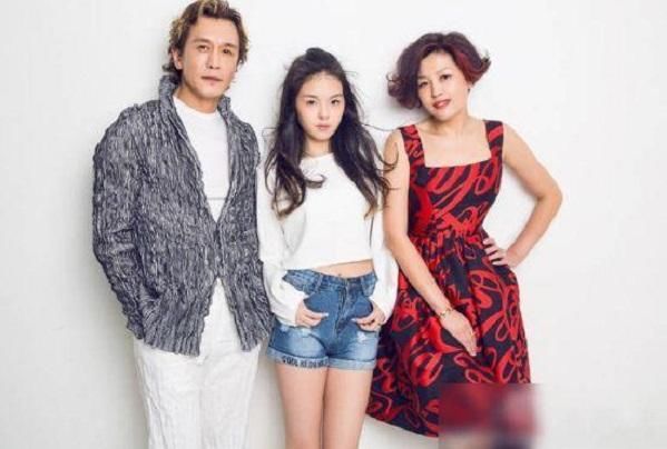 李咏哈文被曝离开央视定居美国?哈文回应2字