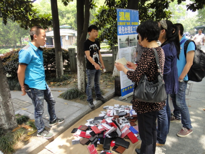 2012年,一家录音棚接到一份买卖,录制的就是后来广为流传的广告语。老板余小龙回忆,当时给他文稿的是一名落魄的男子。他以为这人就是广告词里的员工,还免收了录制的费用。事后,该男子送给他一个钱包。余小龙看到相关媒体报道,了解了该公司员工的真实情况后,称再不会为虚假广告配音。