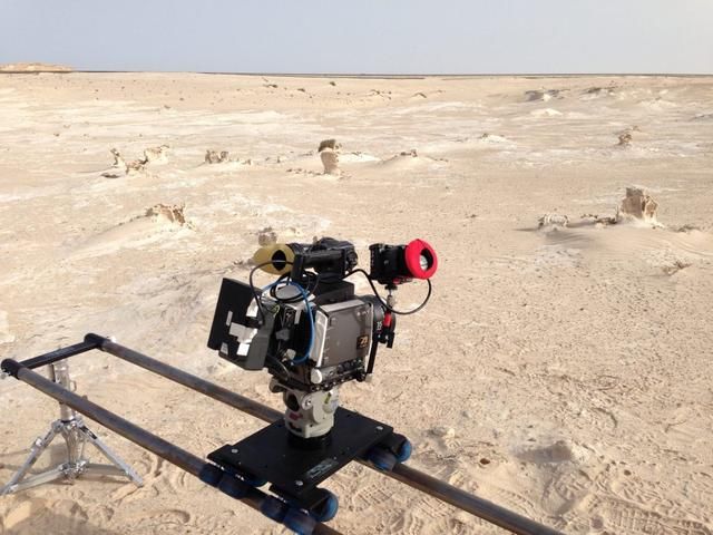 1台F35, 3人团队,3公里长火车,700公里沙漠铁