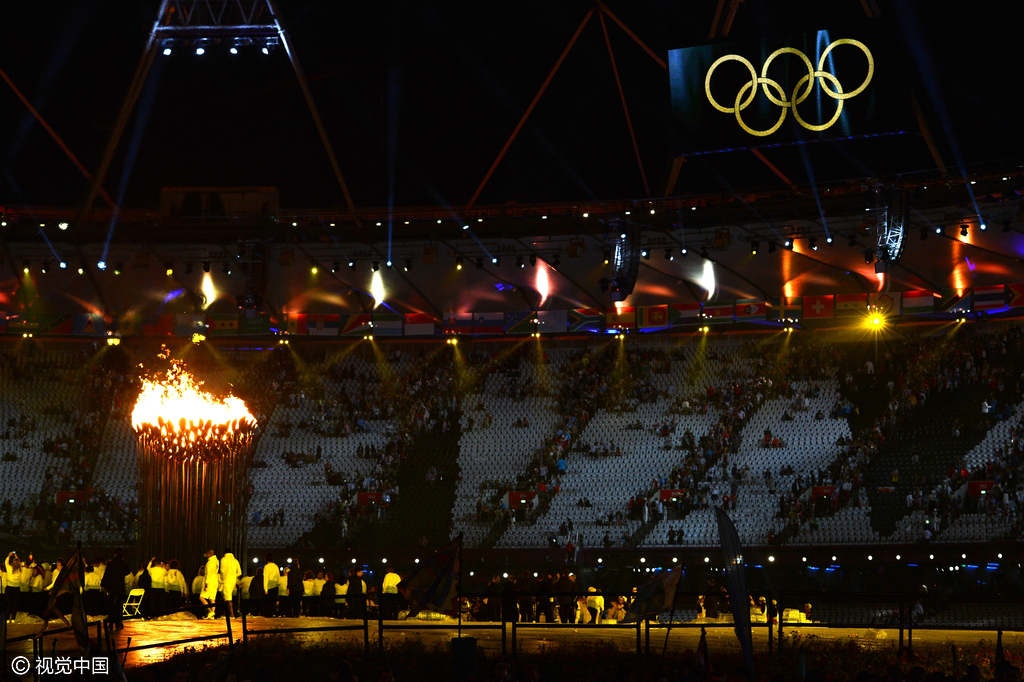 相比北京奥运开幕式，英国人对文化的展现更深入，更透彻，虽然没有那么多的磅礴、大气，但是可以让我们真正了解英国是这样一个国家，同时开幕式也体现了西方文化的务实和节俭精神。2012年伦敦奥运会