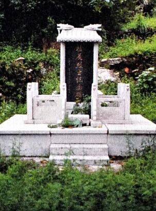 杨展烈士墓,杨开慧烈士亲侄女,为了掩护战友壮