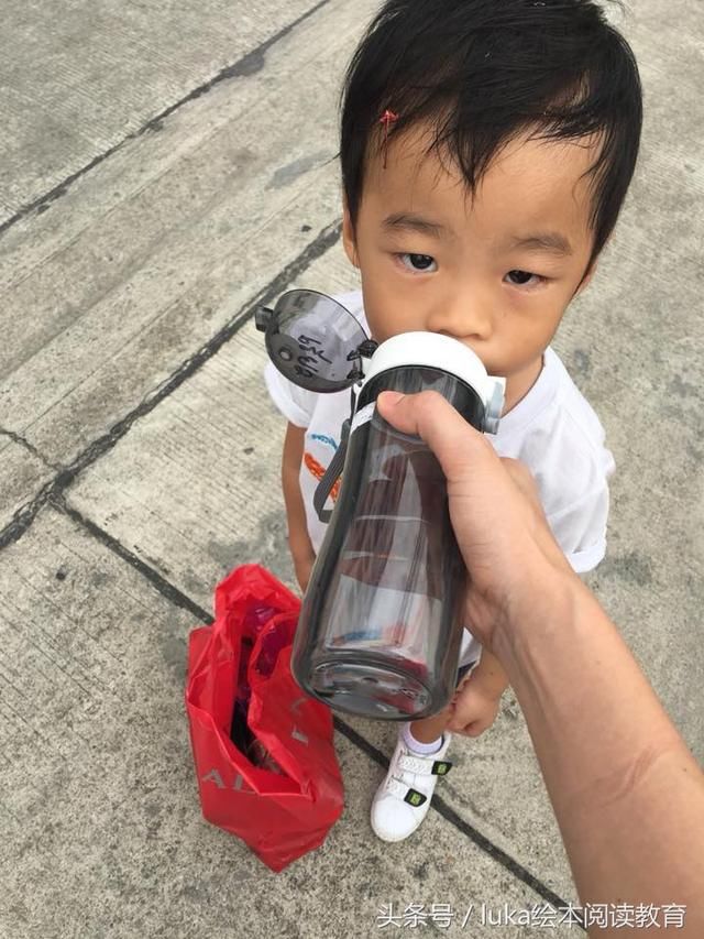 孩子不愿上学怎么办?这位泰国妈妈的教育方法