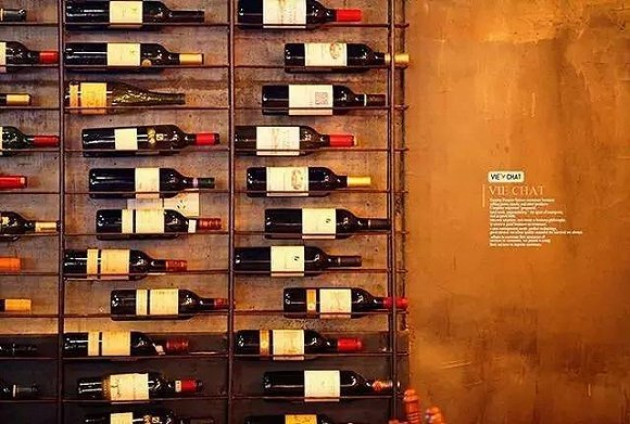 威雀店内红酒墙.