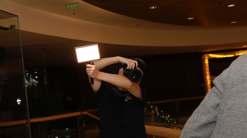 左手打光，右手拍摄，张学文一个人就能把一套工作搞定。尽管生意越来越好，他还是没给自己找个助理，拍摄、打光、修图、淘宝客服、美工全部自己来。“这些我都能做，没必要请人帮忙，我想尽快在北京扎根。”如今的生活，时间自由，月入2万，对于一个在北京拼搏的95后来说，张学文很满意现在的生活。