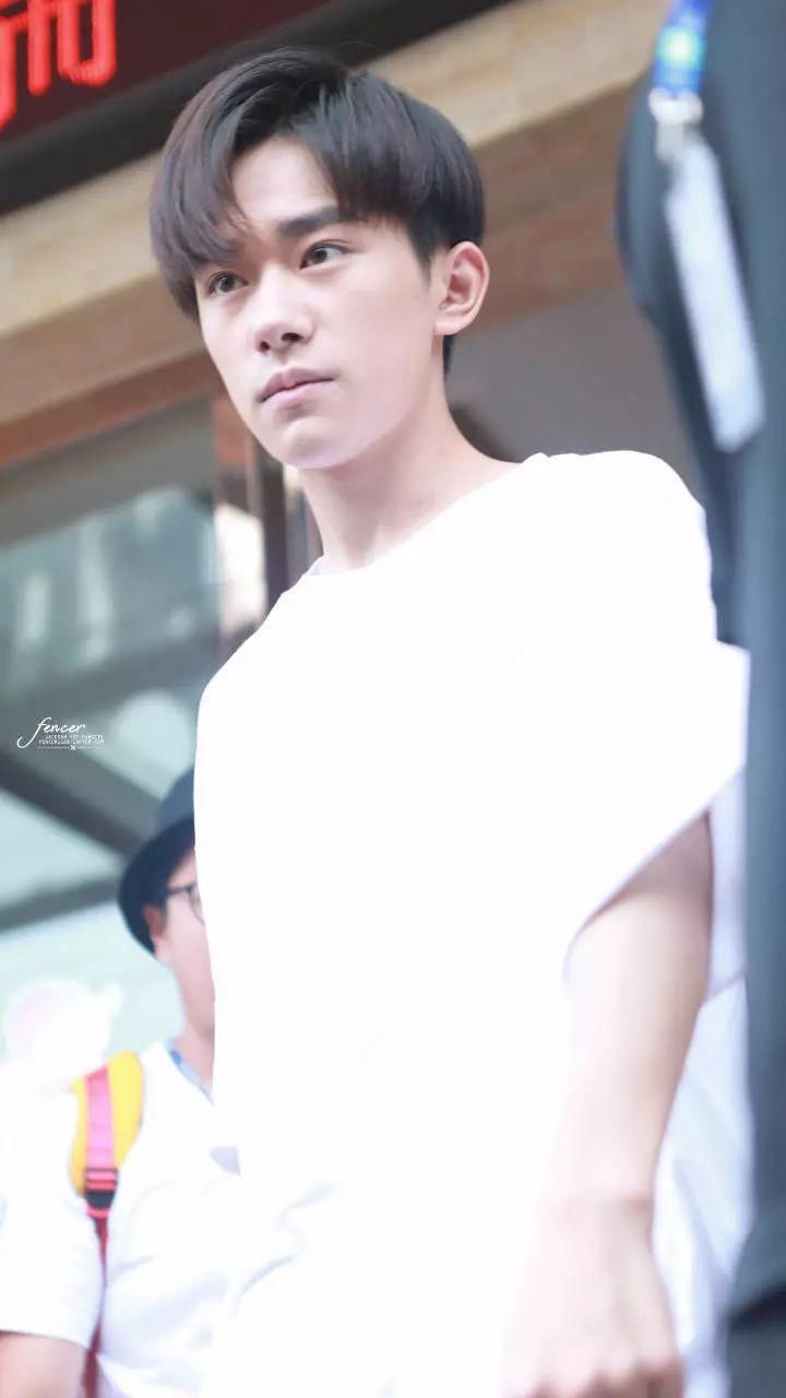 易烊千玺代言华为手机!宣传照出来了,不过手机