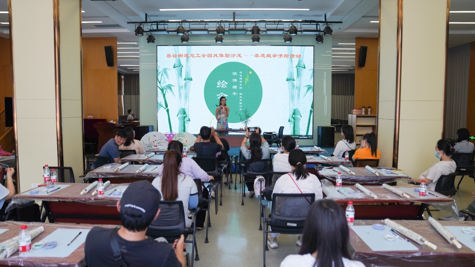 一伞风韵 雨里如花 鲁谷职工化身“绘伞人” 巧手创作非遗文化作品 一伞风韵 雨里如花 鲁谷职工化身“绘伞人” 巧手创作非遗文化作品