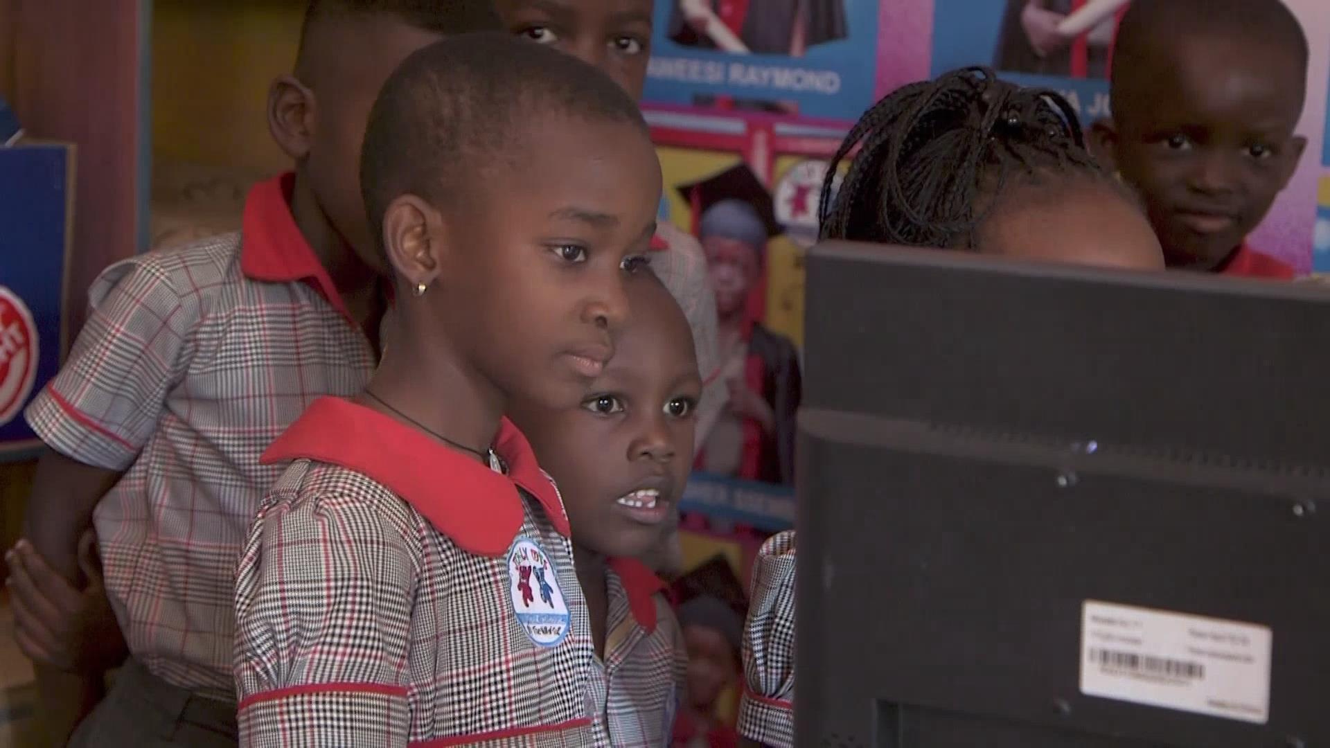 乌干达工程师发明“迷你主机”　让更多的孩子用上电脑