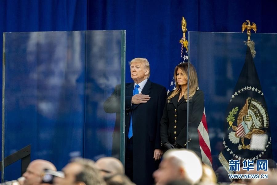 11月11日，美国总统特朗普（左）和夫人梅拉尼娅在纽约参加退伍军人纪念日游行开幕式。当日，纽约举行退伍军人纪念日游行，美国总统特朗普出席开幕式并讲话。