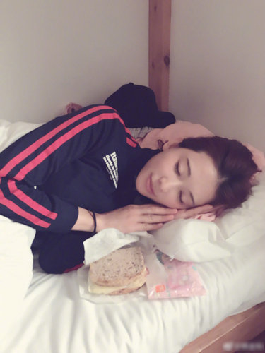 林志玲晒卧床照好似睡美人 皮肤白皙女神范十足