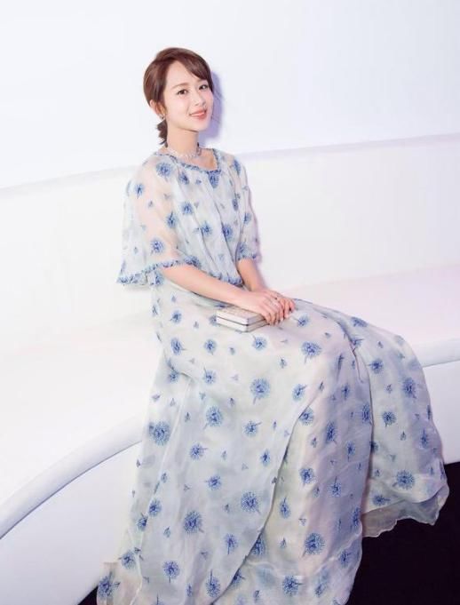 杨紫一身正装扮总裁,没想到撞上韩雪后直接被