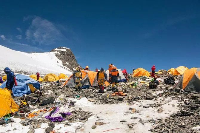 你的举止,要配得上你朋友圈的光鲜 | 睡前聊一会