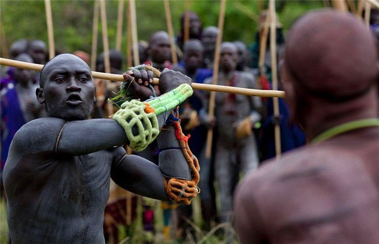 他们使用棍棒来进行战斗,直到一方投降或者被打死.