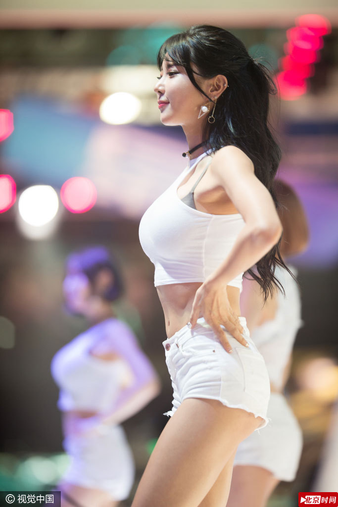 韩女团成员秀傲人上围。