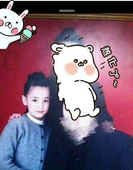 迪丽热巴一个坐爸爸肩上的小奶团子,渐渐长成