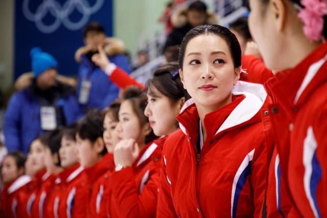 朝拉拉队拒收韩国纪念品,离场时将其留在座位