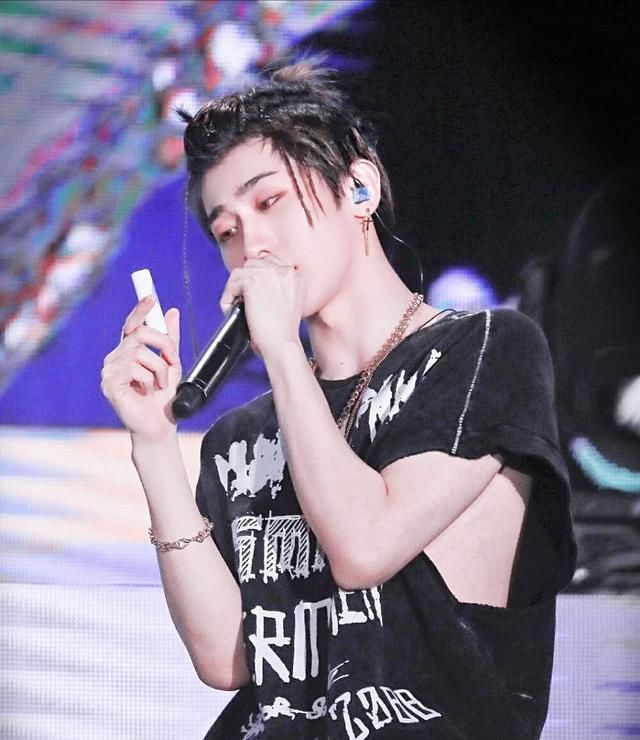 蔡徐坤舞台现场往下扔唇膏,男粉丝捡到后的举