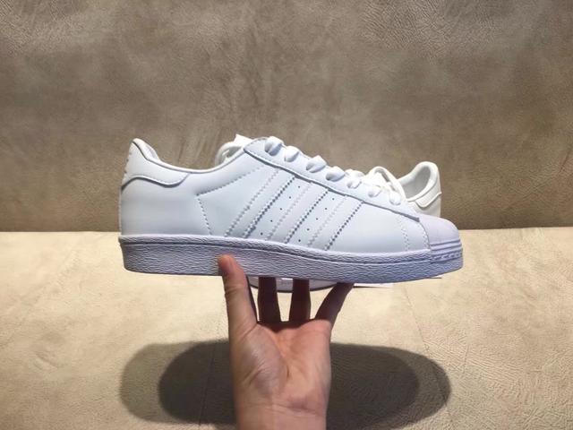 戚薇李承铉倾力代言AdidasSuperStar爱心情侣