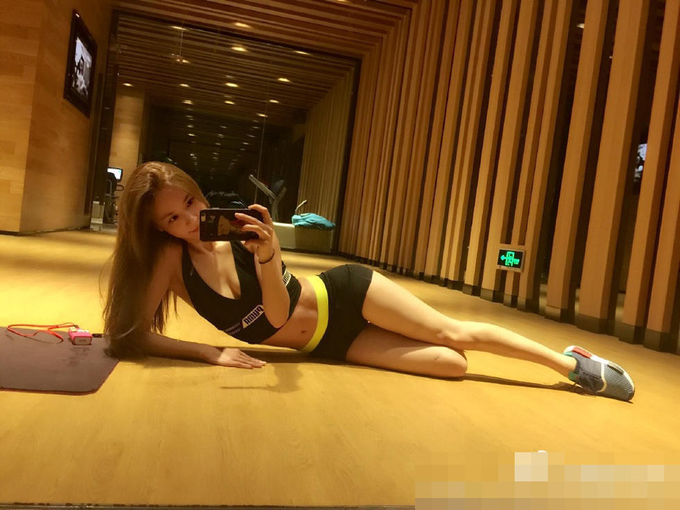 马景涛娇妻健身秀蜂腰翘臀 21岁年龄差似少女