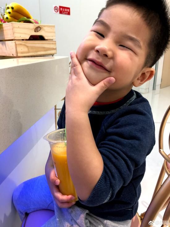 钢铁直男小鱼儿嬉皮笑脸 形容妈妈像二狗和大