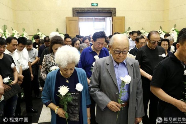 当日,著名男高音歌唱家柳石明遗体告别仪式在北京八宝山殡仪馆举行,柳