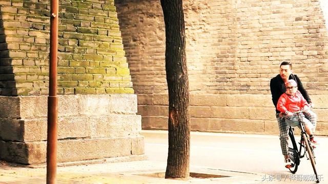 他40岁身高仅一米,多次与刘亦菲合作拍戏,娶美