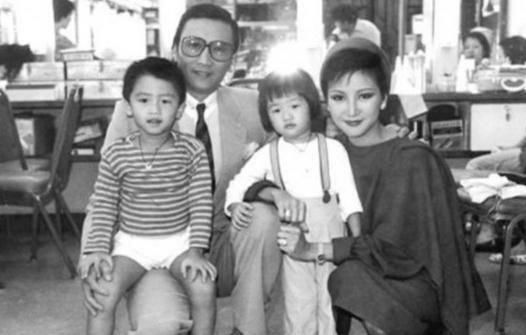 81岁谢贤终于摘下墨镜露出了真面貌,网友:把C