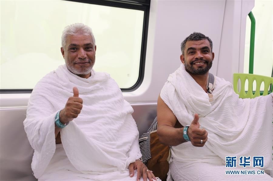 8月12日，在沙特阿拉伯麦加，乘坐轻轨列车的朝觐者称赞列车快捷舒适。