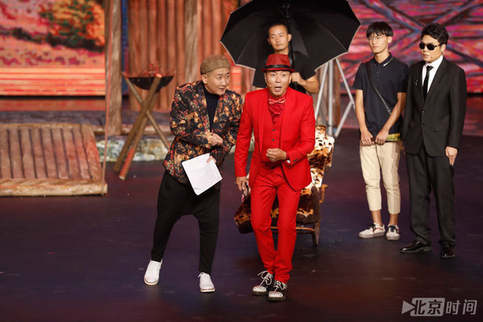 梁天谢园同台演绎喜剧