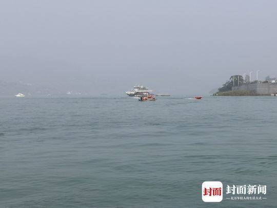 10月28日上午，重庆市万州区一公交车坠入江中，引发广泛关注。