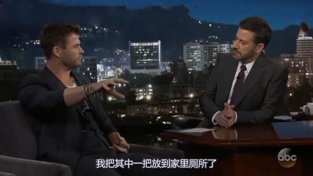 雷神偷偷从片场拿了几把锤子回家,其中一把放