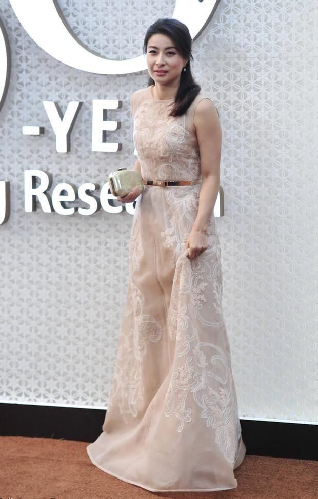 郭晶晶衰老速度惊人!一身贵妇装难掩沧桑,网友:她老公危险了