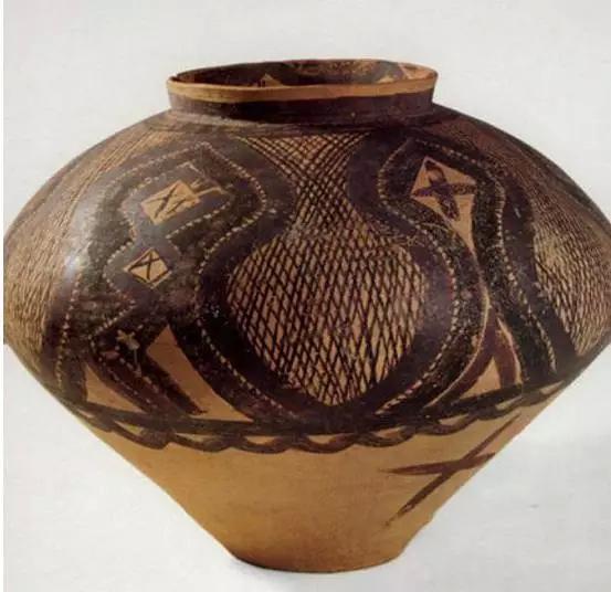 垂幛纹解说:形似垂悬的幕帐,就是表演台幕帘上方的垂帘.历史:新石器时