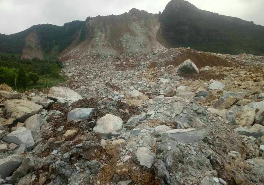 毕节普洒村村长助理疏散村民时被埋 女儿：他站在最危险的山脚下