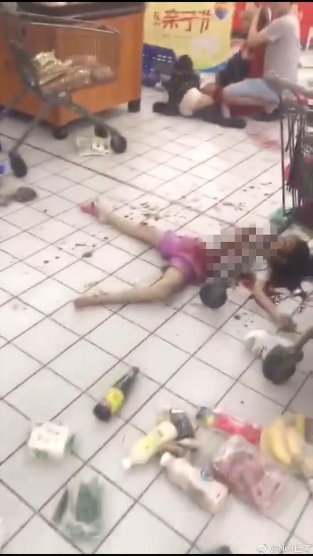 深圳沃尔玛超市内一男子持刀砍人 场景十分血腥