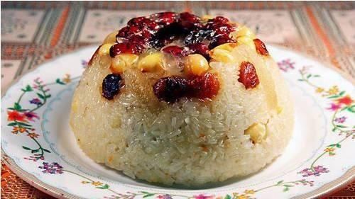 八宝米,特选糯米再加红枣,葡萄干,瓜子仁,红豆,果脯,花生仁蒸成,寓意