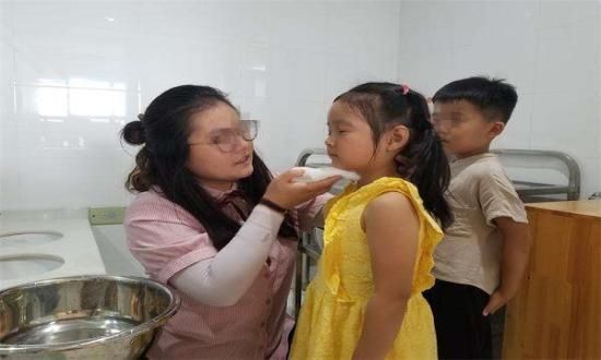 幼儿园女老师晒出工资条,表示工资太高了,网