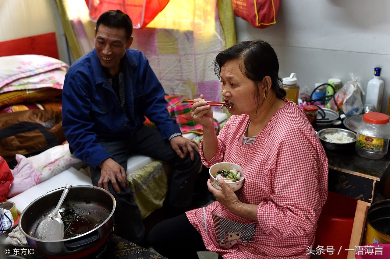 农民工夫妻在外打工,其情其景令人心疼